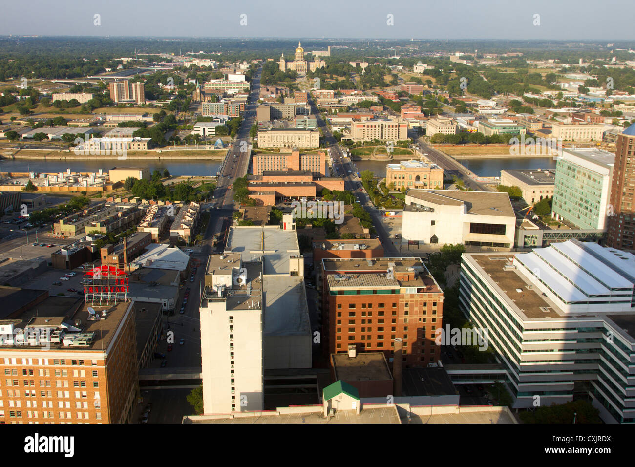 Vista aerea del centro di Des Moines con del fiume Des Moines e Iowa State Capitol Building a distanza Foto Stock