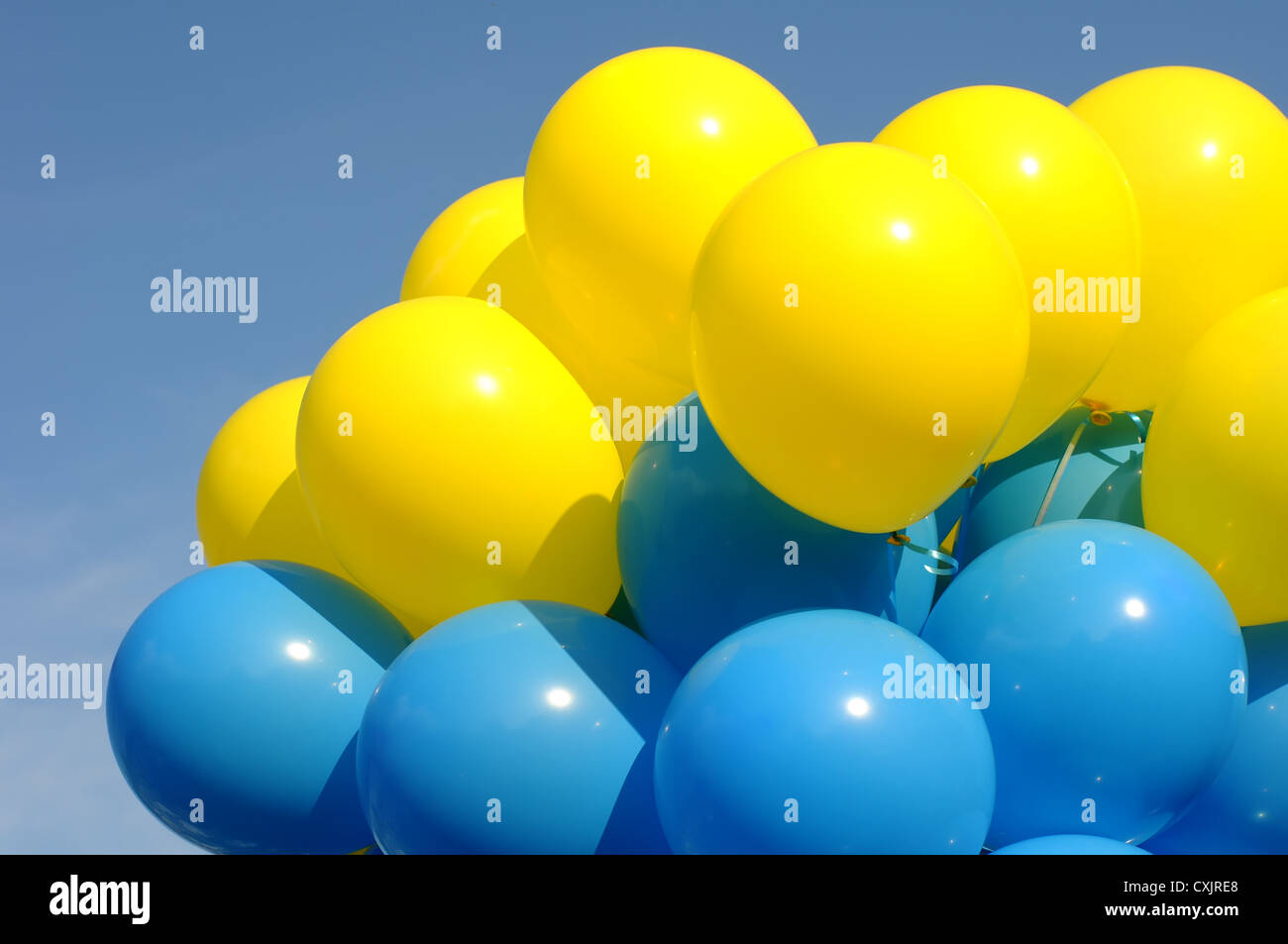 Blue yellow balloons balloons immagini e fotografie stock ad alta  risoluzione - Alamy