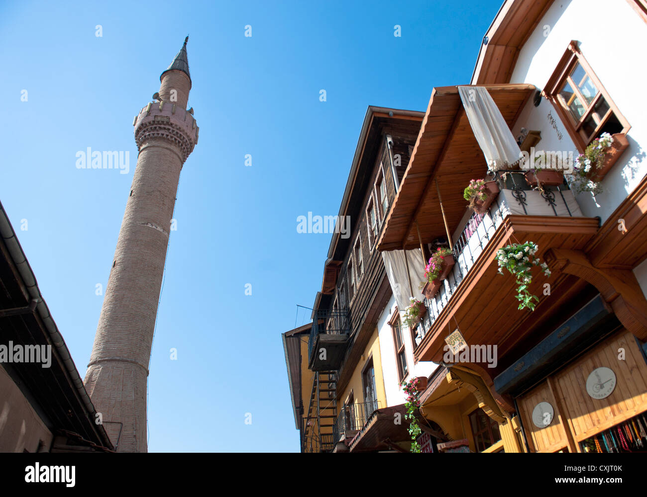 Minarett di una moschea e case tradizionali nella città vecchia di Ankara, capitale della Turchia Foto Stock
