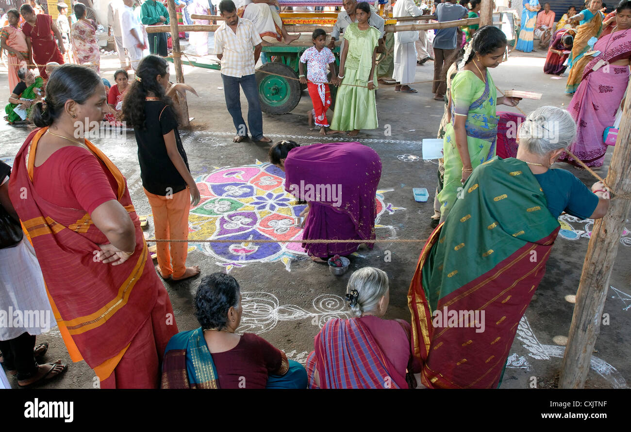 Rendendo Kolam;Rangoli davanti al tempio di kapaleeswarar durante il festival Arupathumoovar in Mayilapore, Chennai ,Tamil Nadu, India. Foto Stock