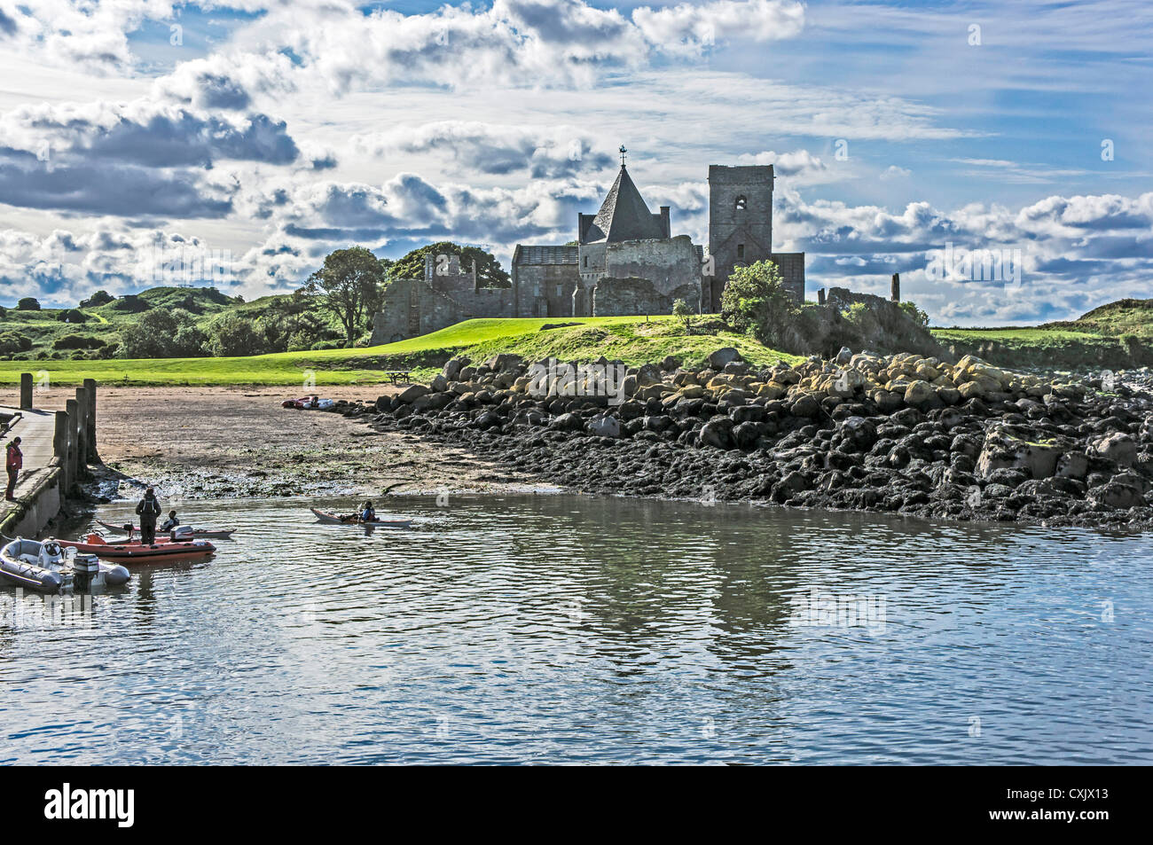 St Colm's Abbey sulla piccola isola Inchcolm nel Firth of Forth opposta a Edimburgo in Scozia con Pier a sinistra Foto Stock