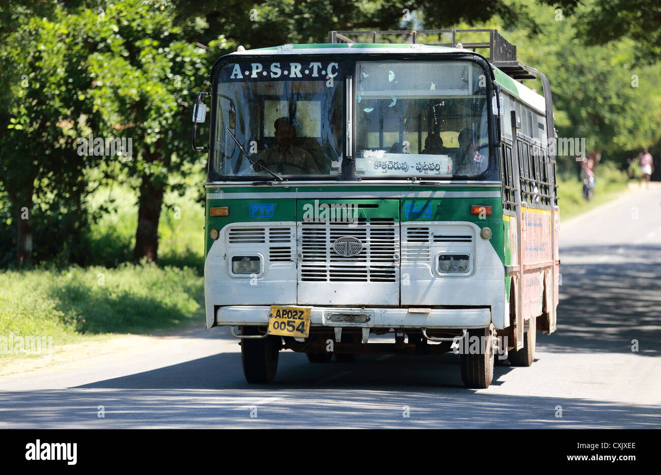 Bus locale sulla strada Andhra Pradesh in India del Sud Foto Stock