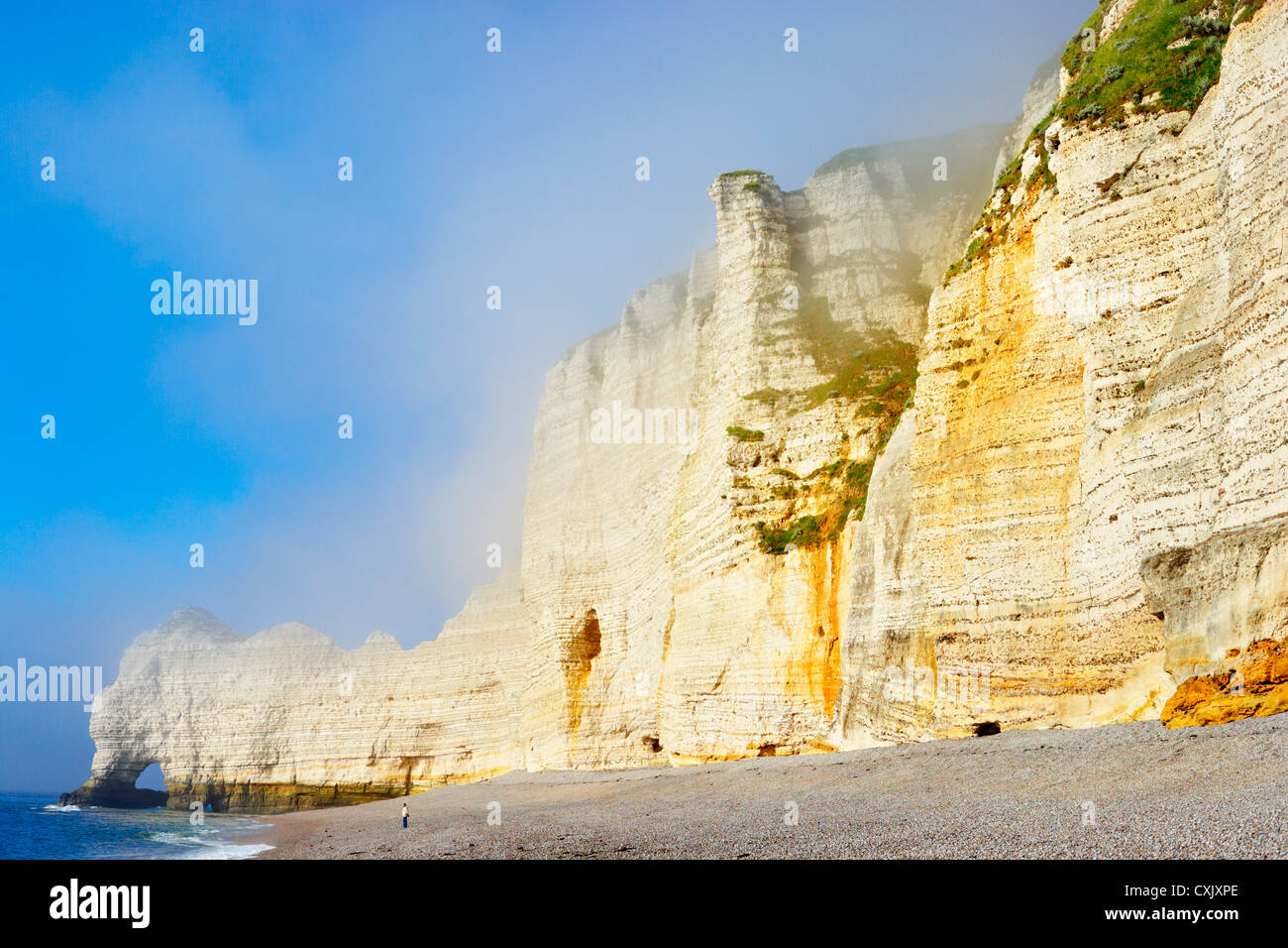 Bianco gesso scogliere e spiaggia di ciottoli, Etretat, Normandia, Francia Foto Stock