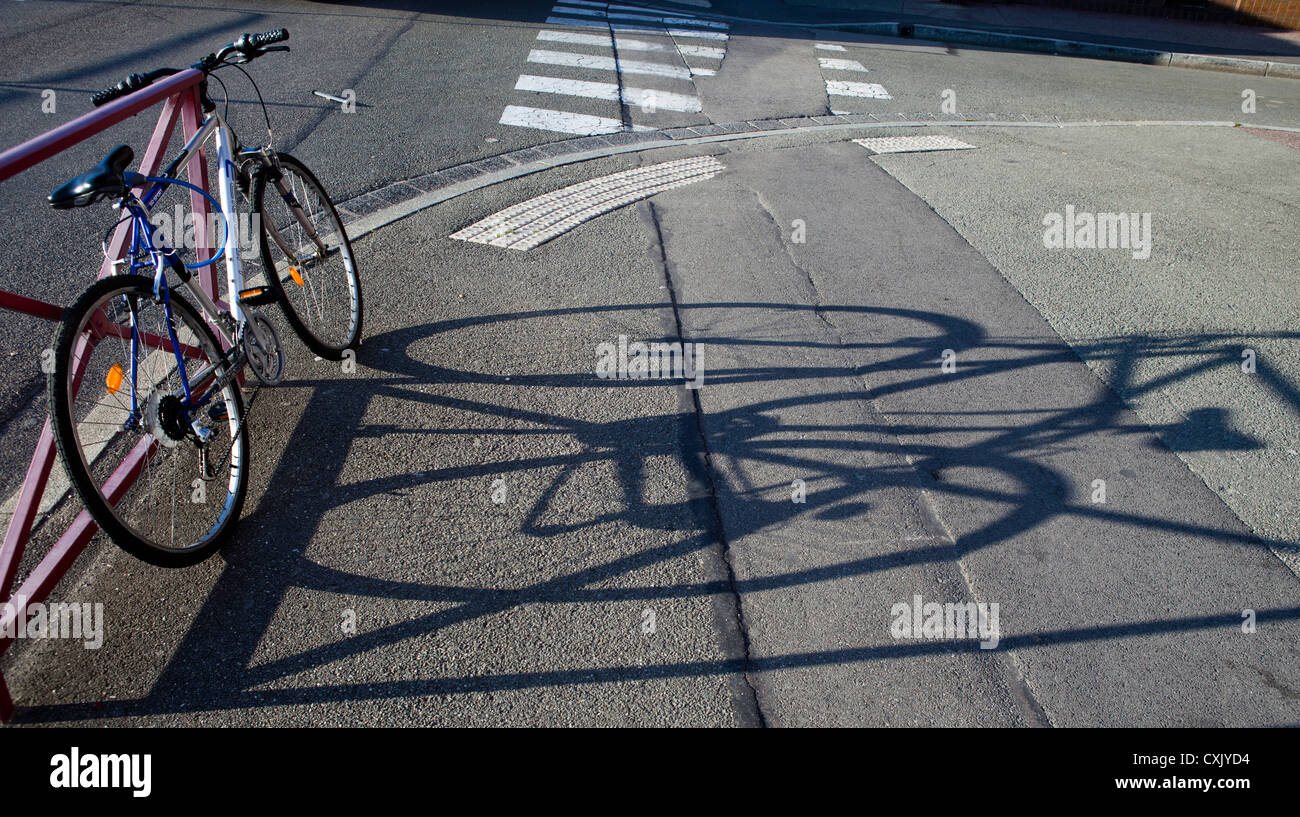 Bike, urbane trasporto ombra e solitudine, immobile, parcheggio, città, autostrada Foto Stock