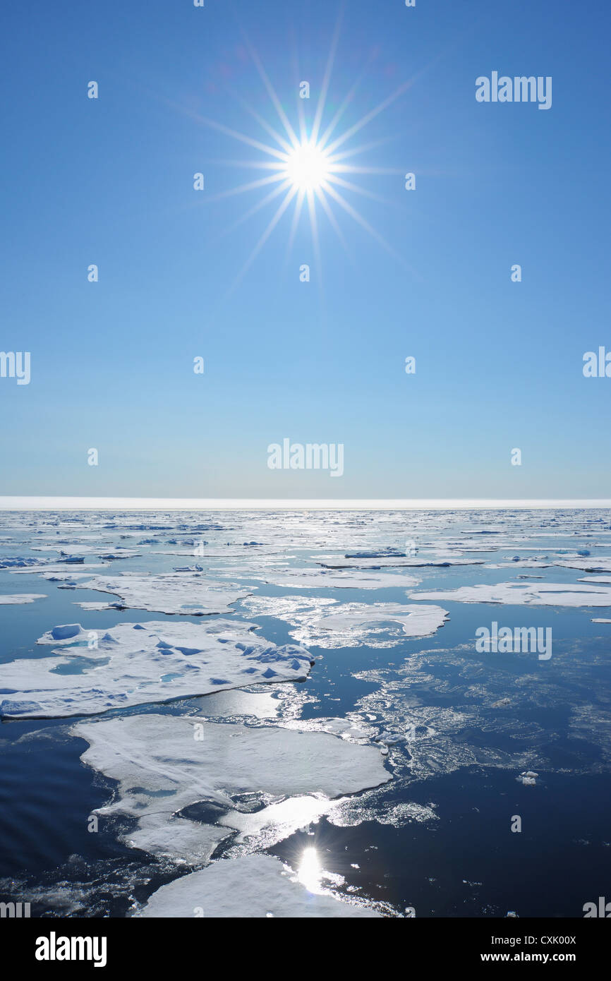 Sun, oceano e Pack ghiaccio, Mare di Groenlandia, Oceano Artico, Arctic Foto Stock