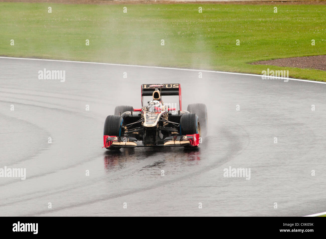 Kimi Raikkonen nella sua Lotus F1 auto sul bagnato Foto Stock