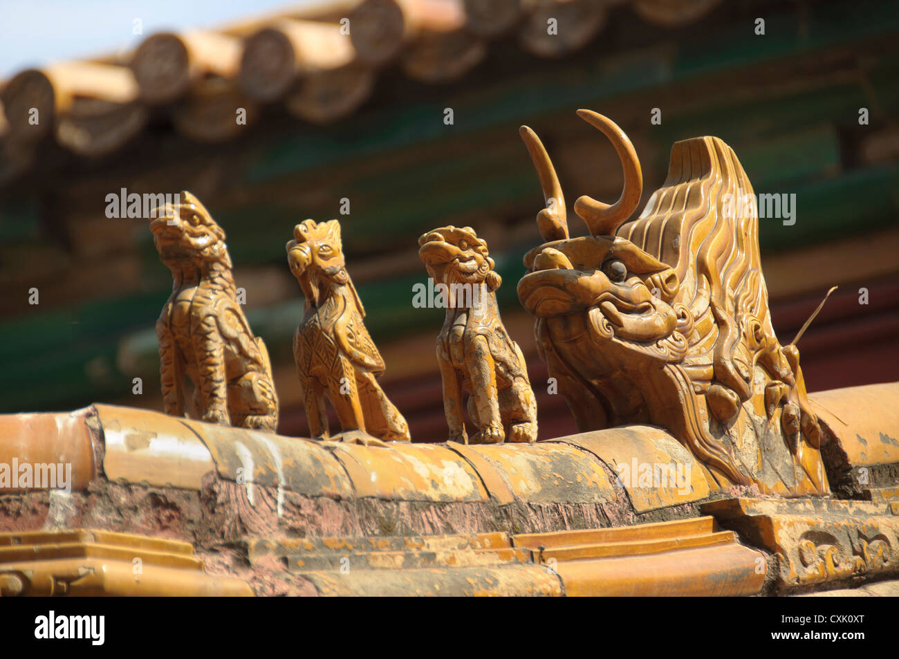 Ceramica Decorati figure sul tetto della Città Proibita di Pechino Foto Stock