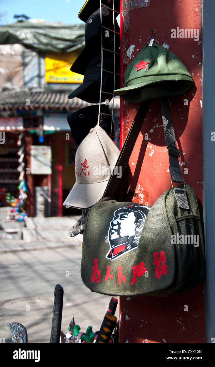 Il presidente Mao sacco e cappuccio comunista negozio di souvenir, Pechino Foto Stock