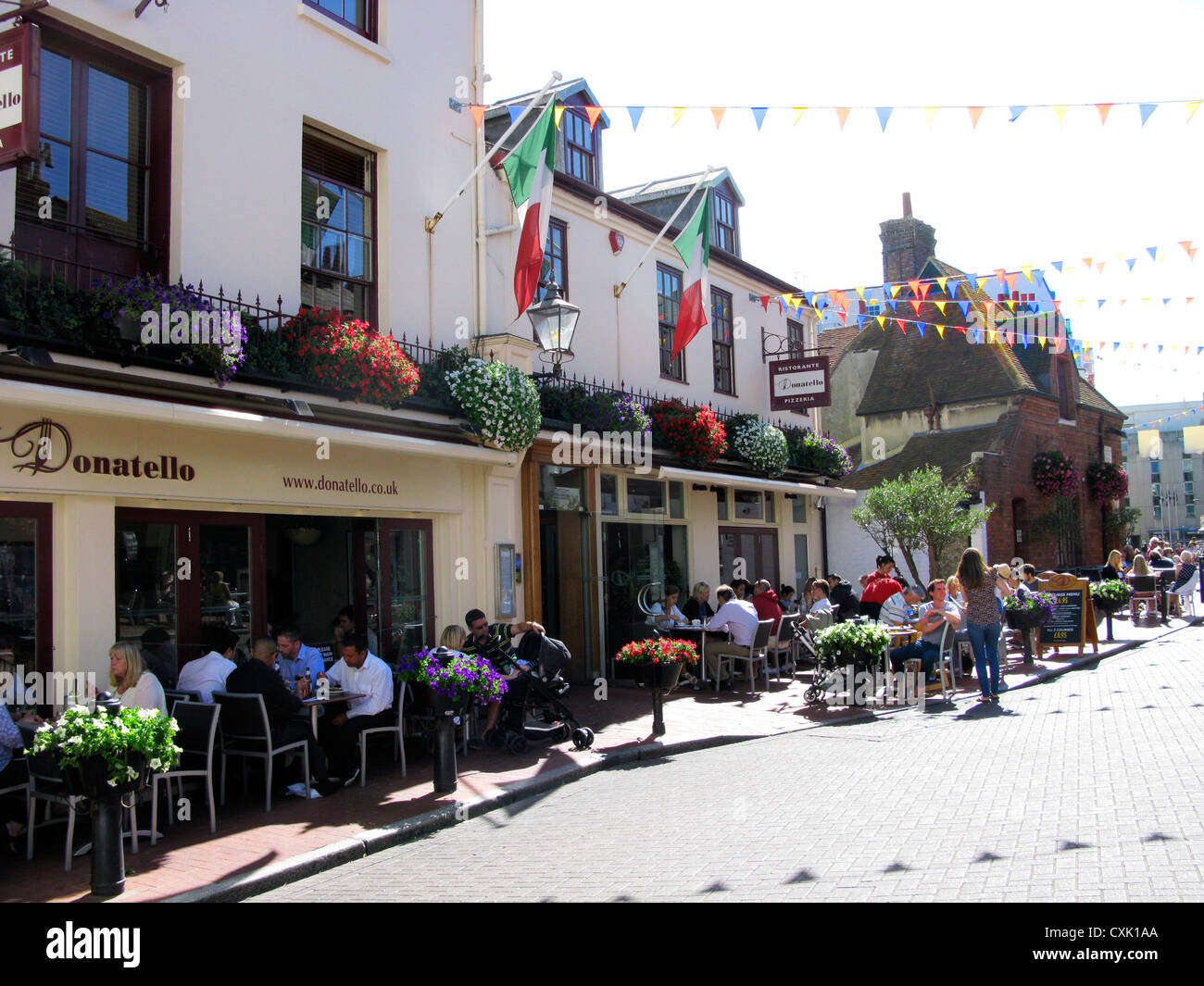 Persone di mangiare fuori, le corsie a Brighton East Sussex un paradiso per i turisti Foto Stock