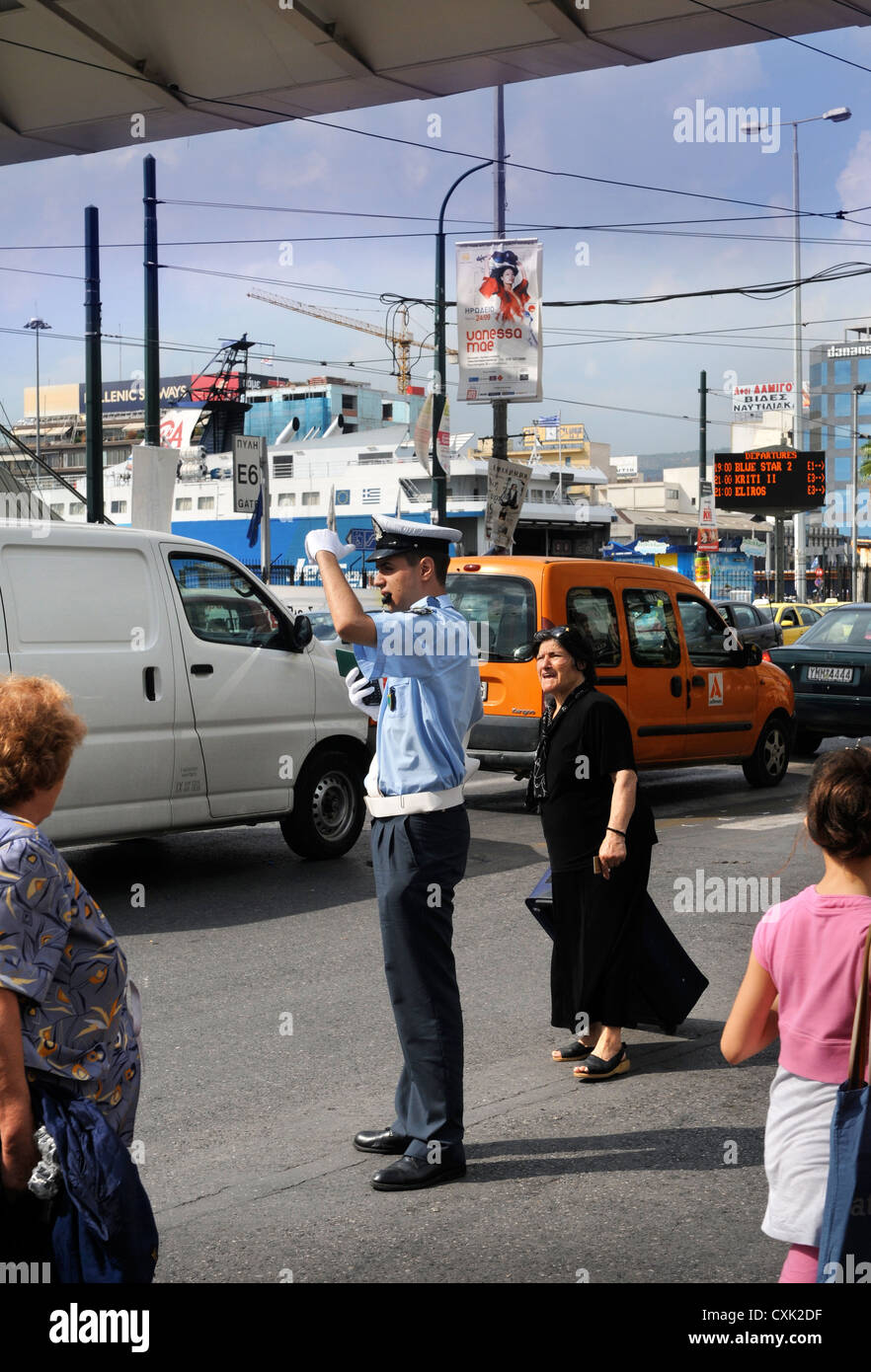 Un traffico greco poliziotto di Atene al Porto del Pireo Foto Stock