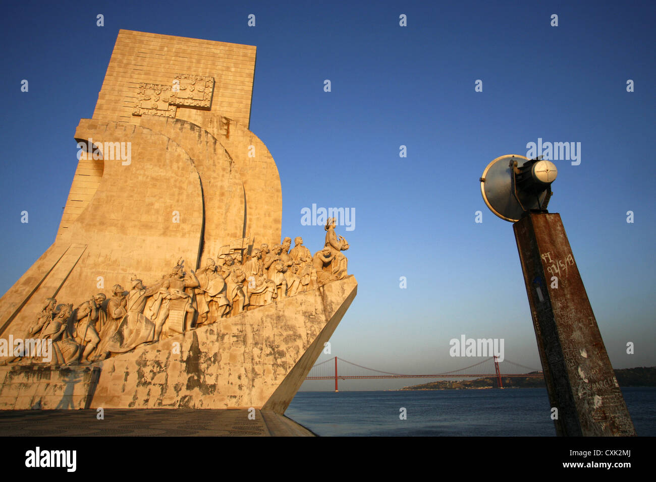 Monumento Padrão dos Descobrimentos & Night lampada, Lisbona, Portogallo Foto Stock