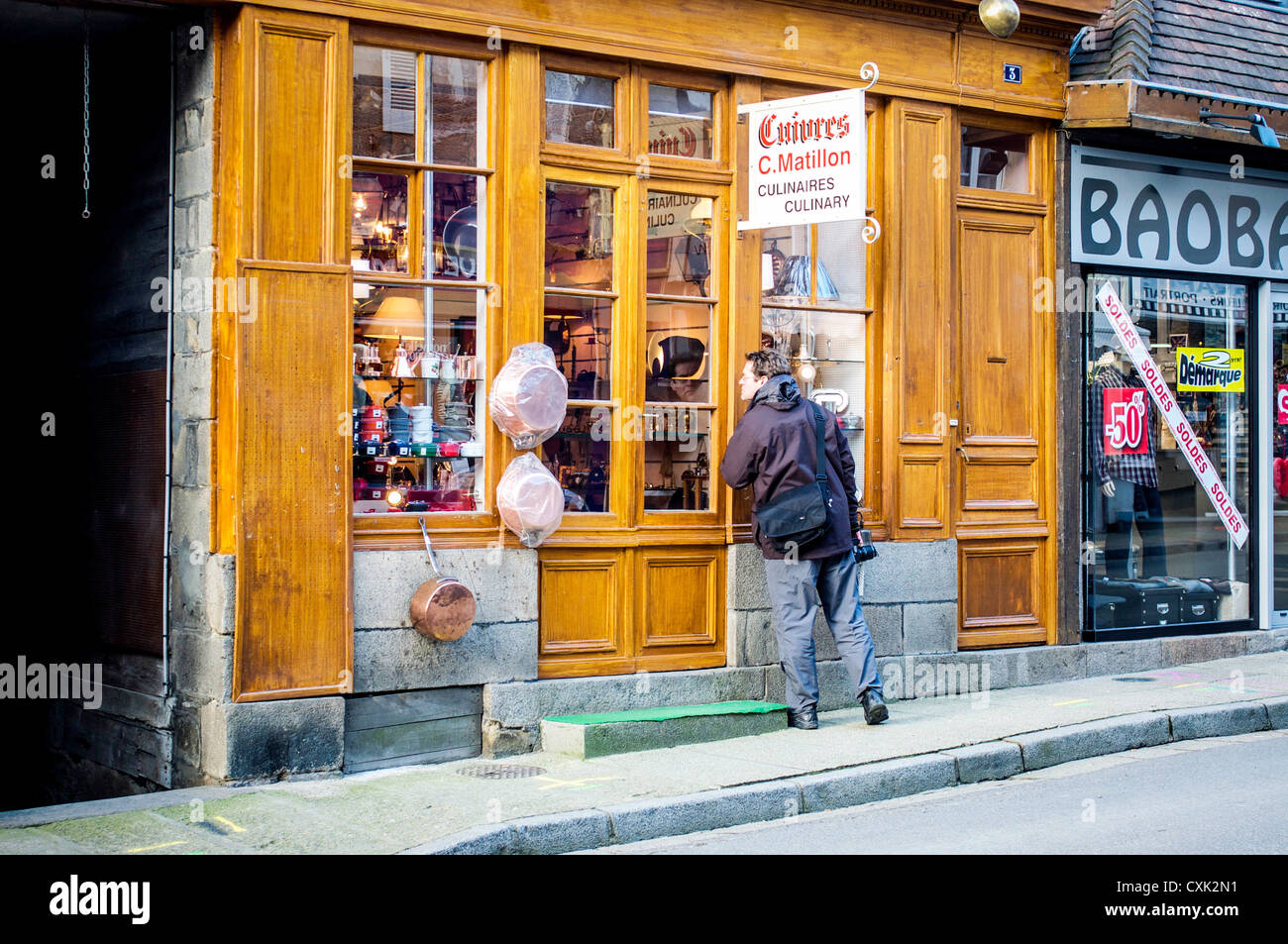 Window shopping per pentole in rame e pentole in rame storica cittadina di fabbricazione di Villedieu-les-Poeles in Normandia, Francia. Foto Stock