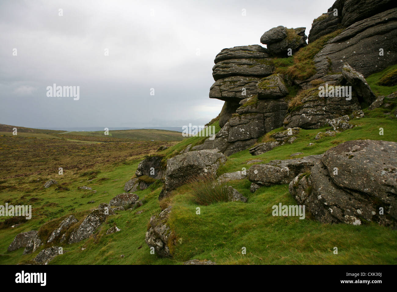 Sperone roccioso con vista aperta di brughiera a sinistra la sella Tor, Parco Nazionale di Dartmoor, REGNO UNITO Foto Stock