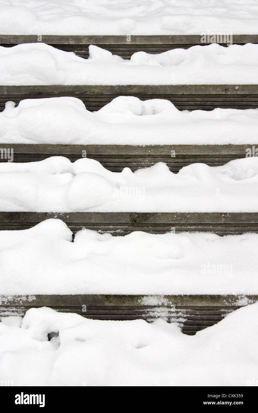 Coperto di neve e gradini in legno Foto Stock