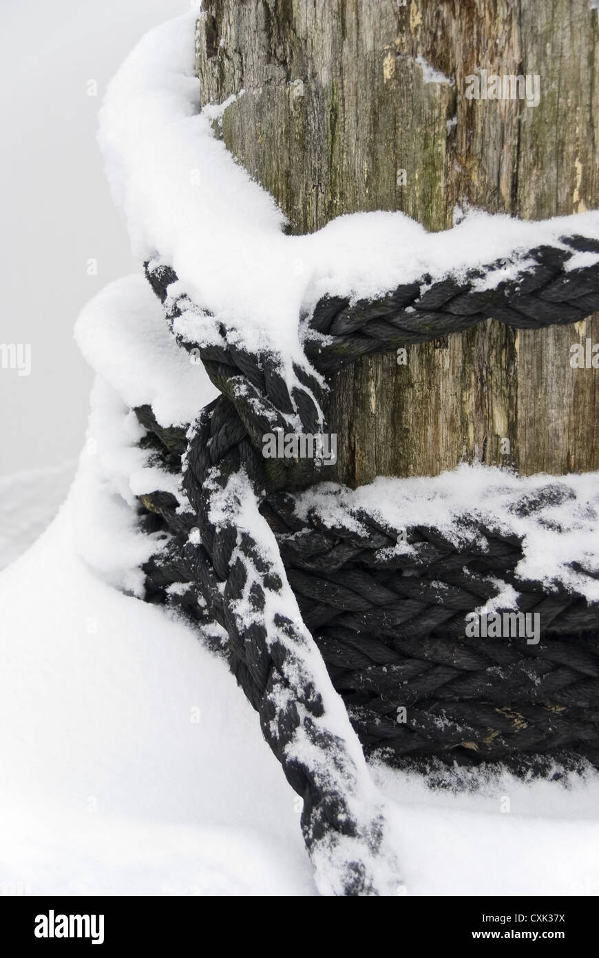 Bollard con corda in inverno Foto Stock