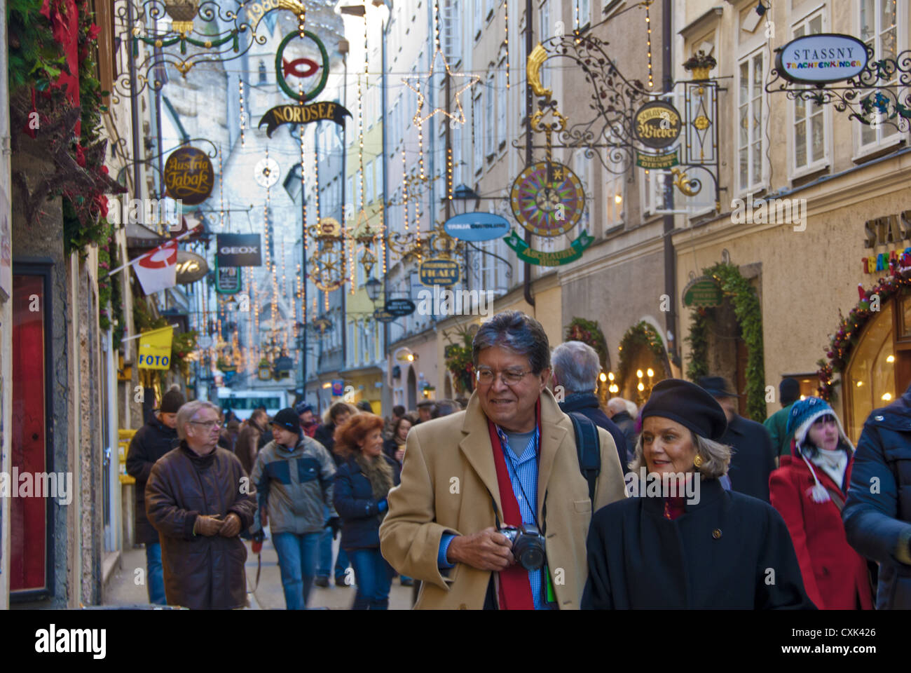 Coppia matura shopping su Getreidegasse, una famosa strada dello shopping di Salisburgo, Austria, Europa Foto Stock