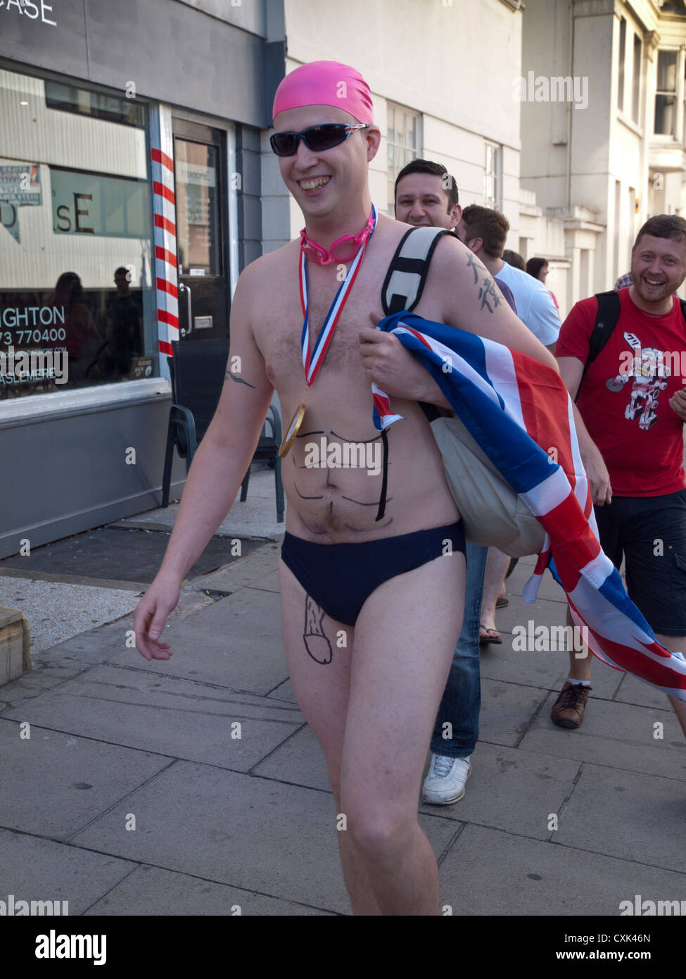 In un addio al celibato fare in Brighton,un uomo cammina attraverso la  città in costume da bagno Foto stock - Alamy