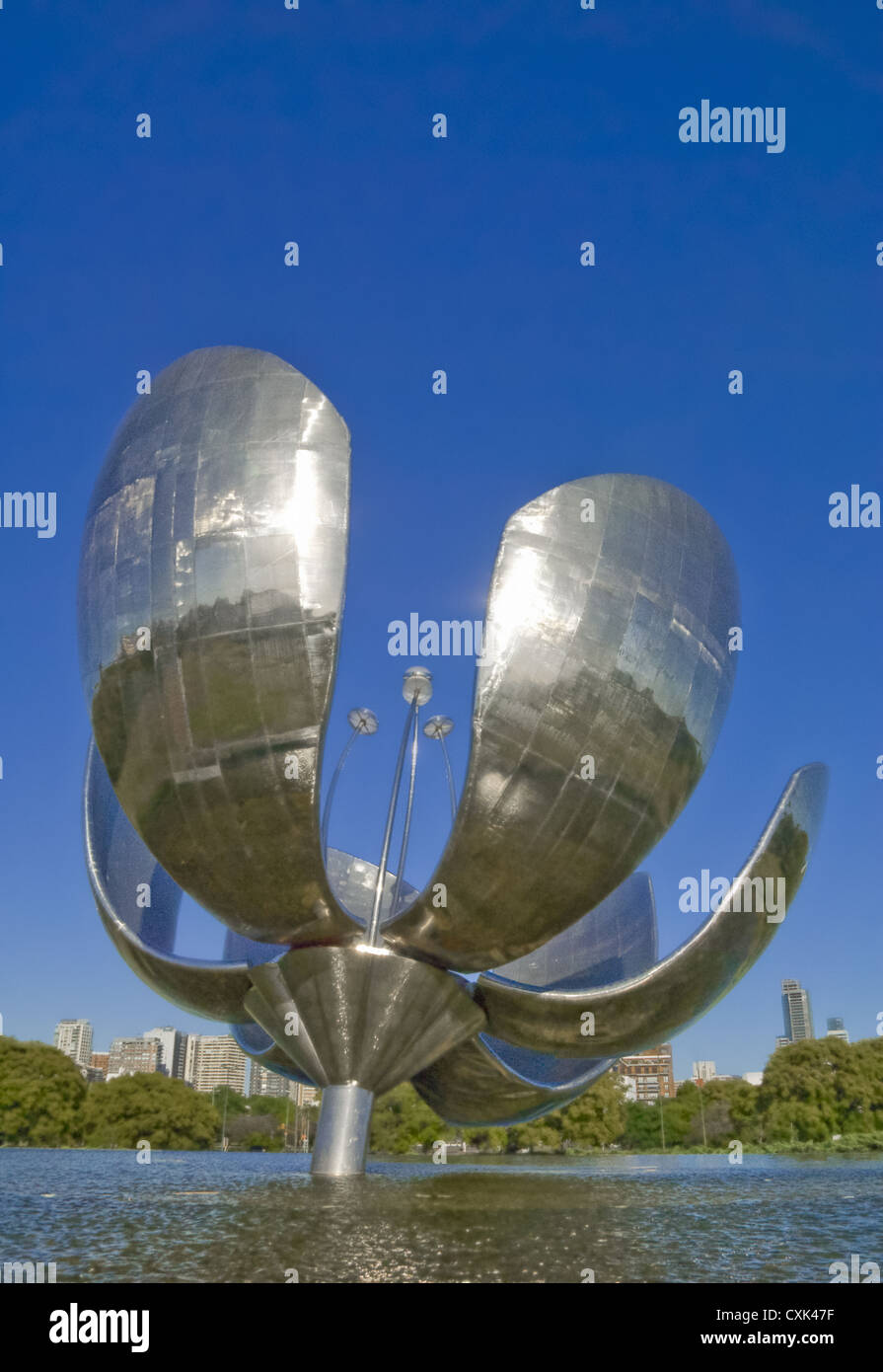 Floralis Generica scultura, Nazioni Unite Parco nel quartiere di Rocoleta, Buenos Aires, Argentina, Sud America Foto Stock