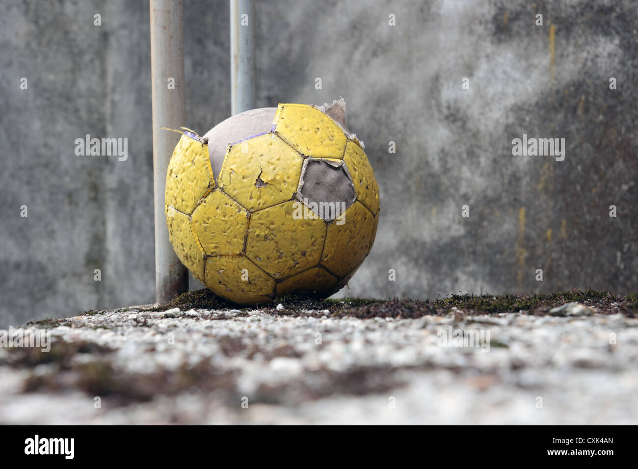 Giallo fatiscente palla calcio su un sfondo grunge Foto Stock