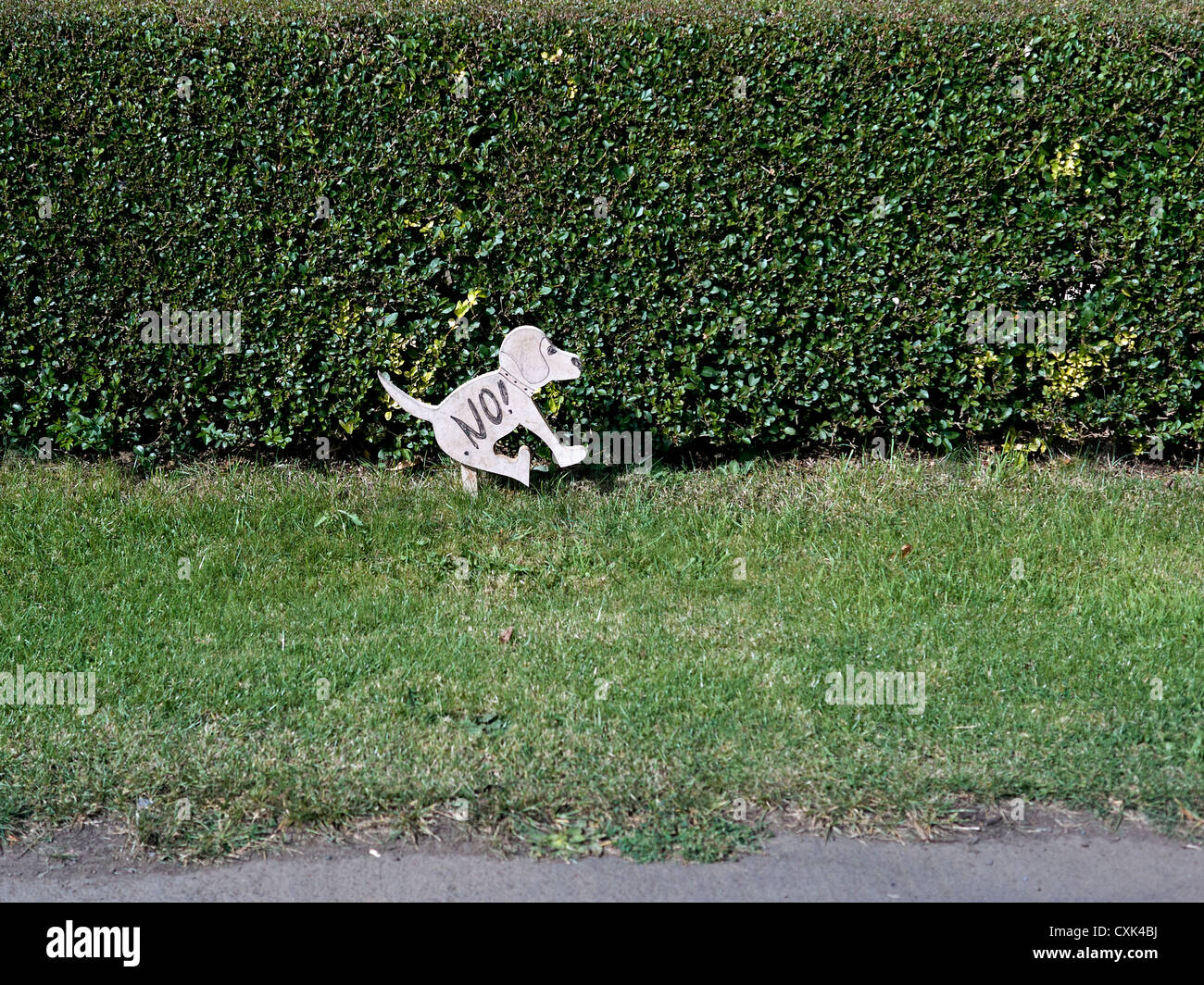 Cartello divertente che chiede ai proprietari di cani di evitare animali domestici di rovinare i prati. Inghilterra Regno Unito Foto Stock