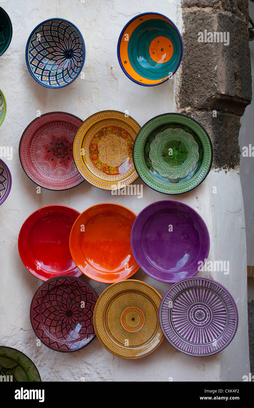 Colorate ceramiche artigianali ciotole e piatti Wall display Essaouira,  Marocco Foto stock - Alamy