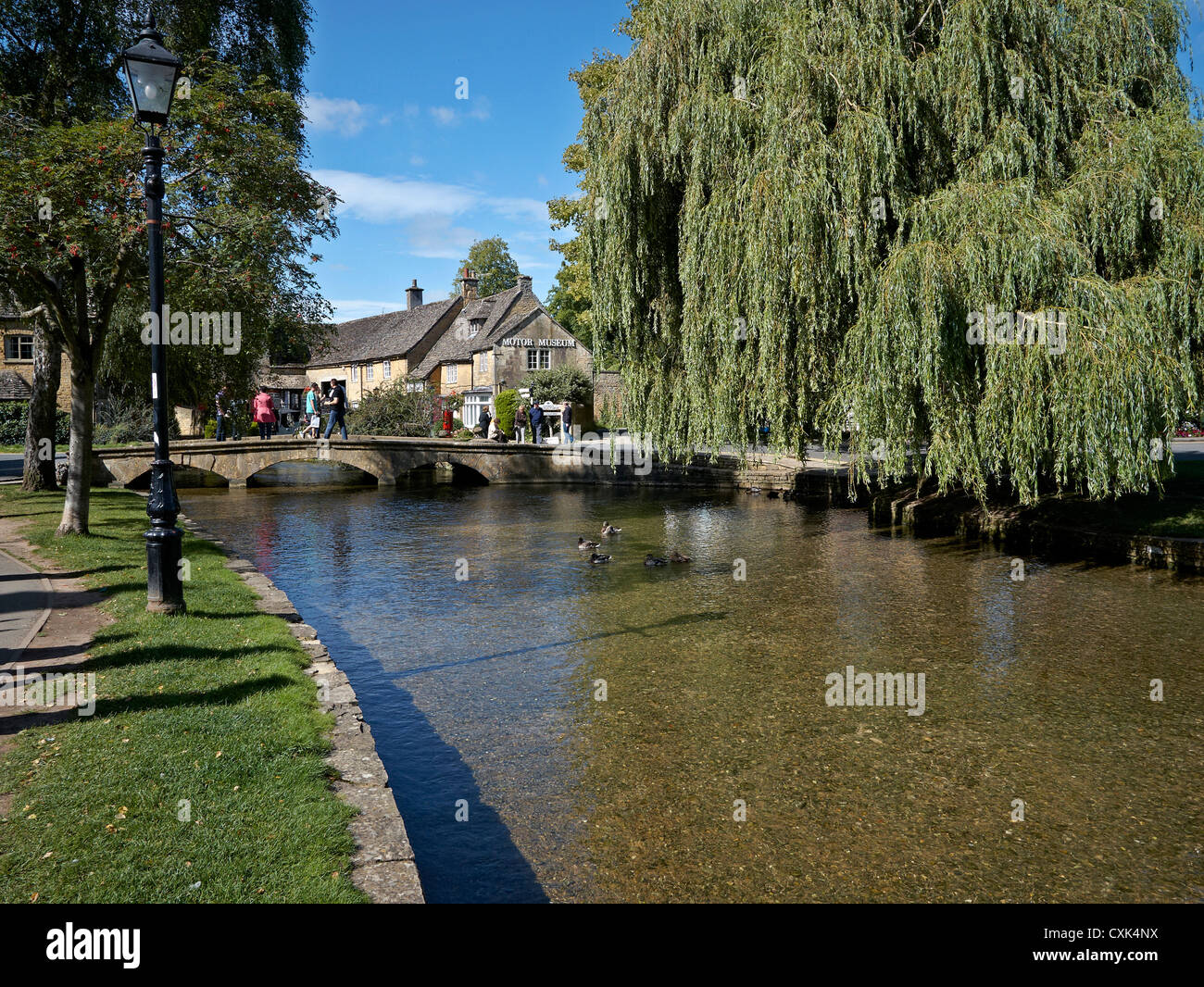 Bourton Sull'Acqua. La pittoresca e popolare destinazione turistica di Bourton sulle Acque Cotswolds Inghilterra UK Foto Stock