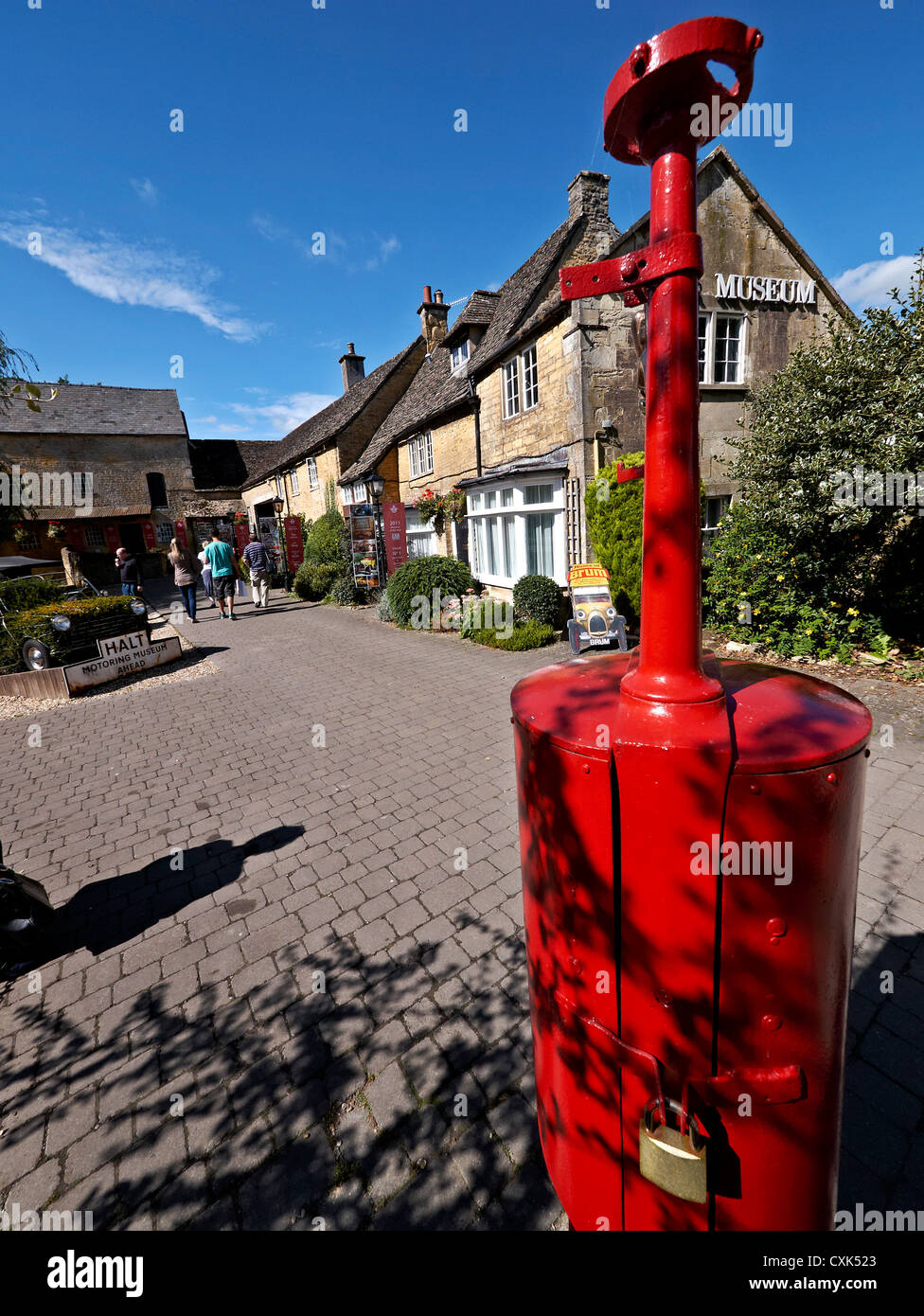 Motor Museum Bourton on the Water. La pittoresca e popolare destinazione turistica di Bourton sulle acque Cotswolds Inghilterra UK Foto Stock