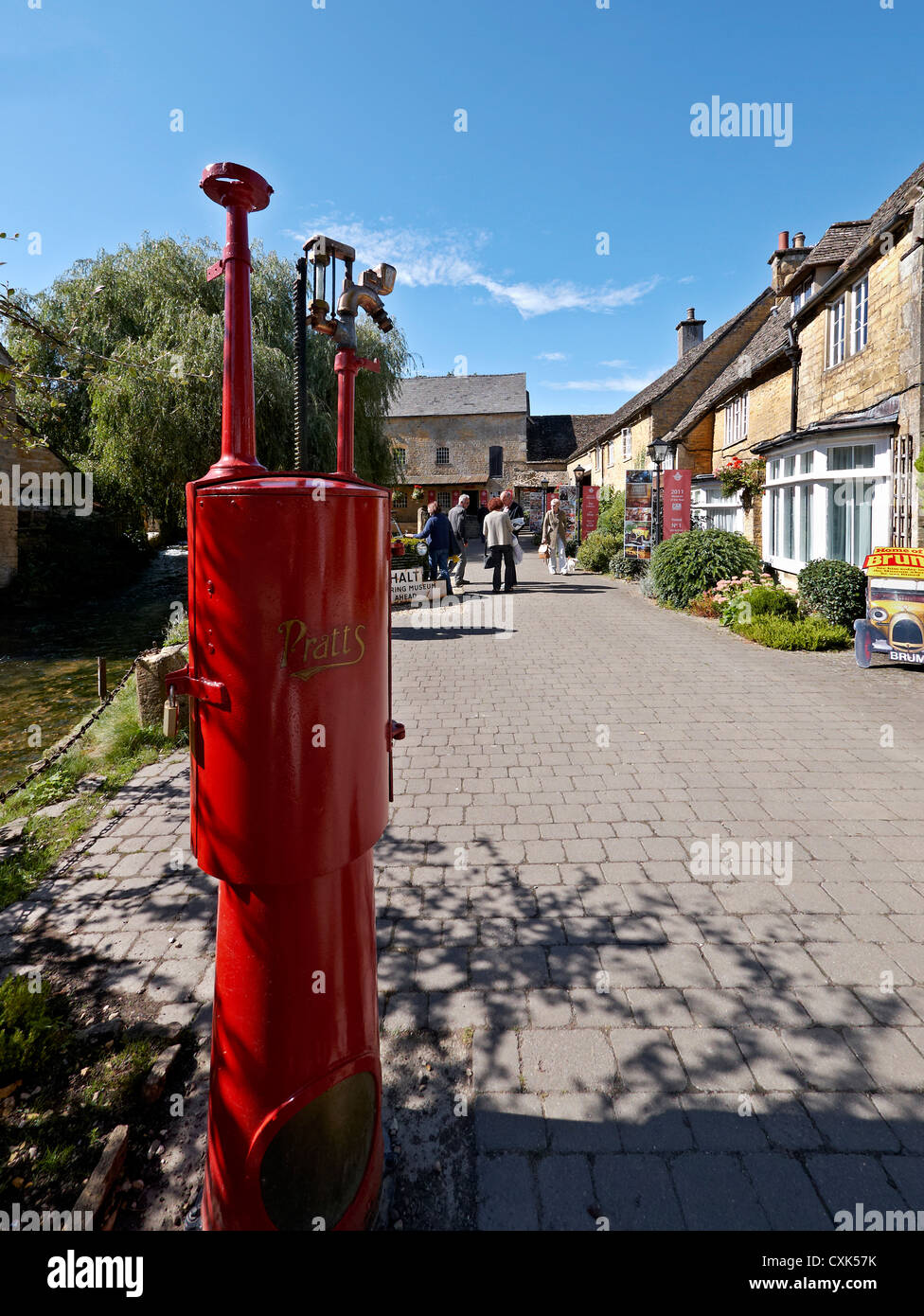 Motor Museum Bourton on the Water. La pittoresca e popolare destinazione turistica di Bourton sulle acque Cotswolds Inghilterra UK Foto Stock