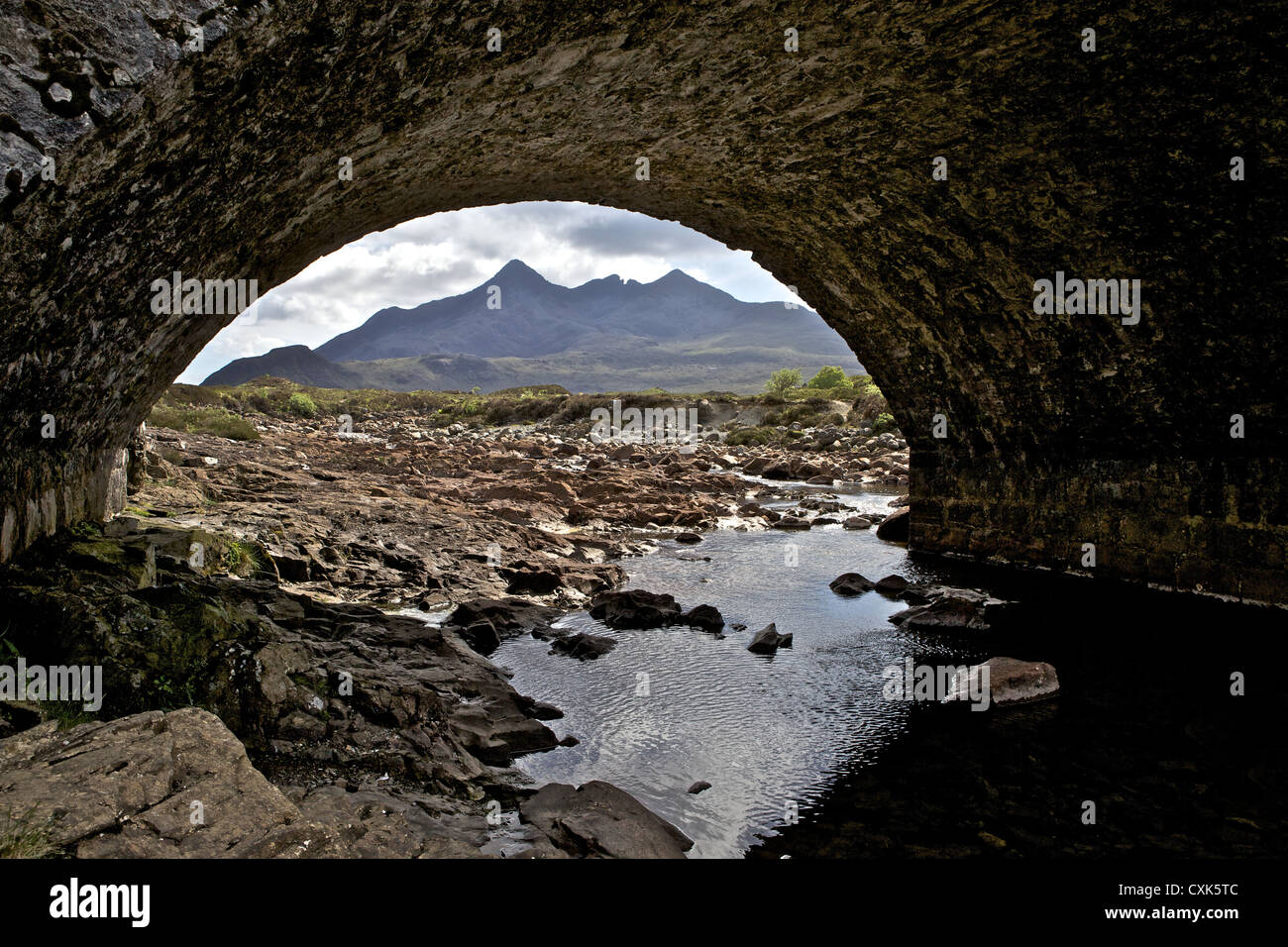 Vista verso il nero Cuillins attraverso il vecchio ponte di Sligachan, Isola di Skye. Foto Stock