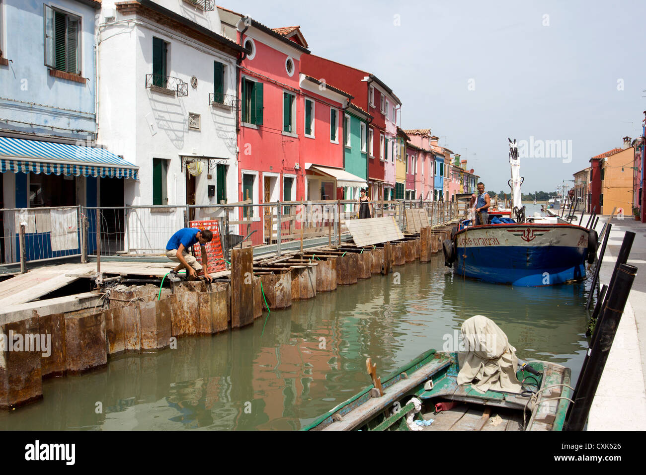 Le riparazioni attualmente in corso per il canale banche sull'isola di Burano nella laguna veneziana, Italia Foto Stock