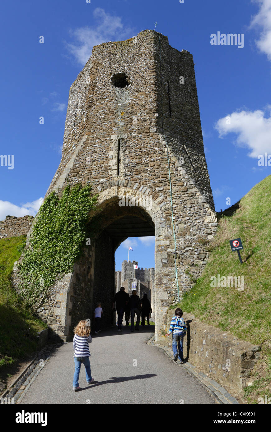 Arco in pietra al castello di Dover inquadrare la grande torre Kent REGNO UNITO GB Foto Stock