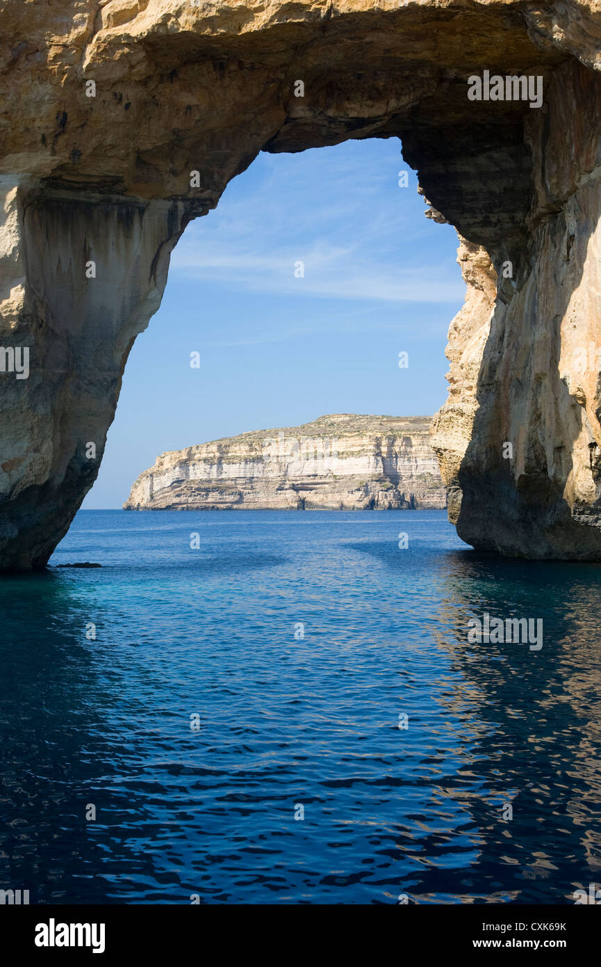 Le acque cristalline intorno Azure Window, isola di Gozo, Malta. Montante shot. Foto Stock