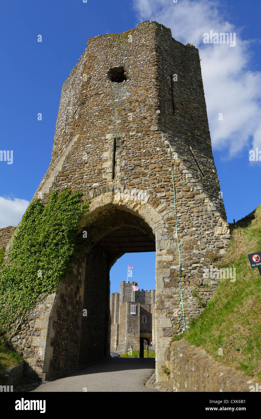 Arco in pietra al castello di Dover inquadrare la grande torre Kent REGNO UNITO GB Foto Stock