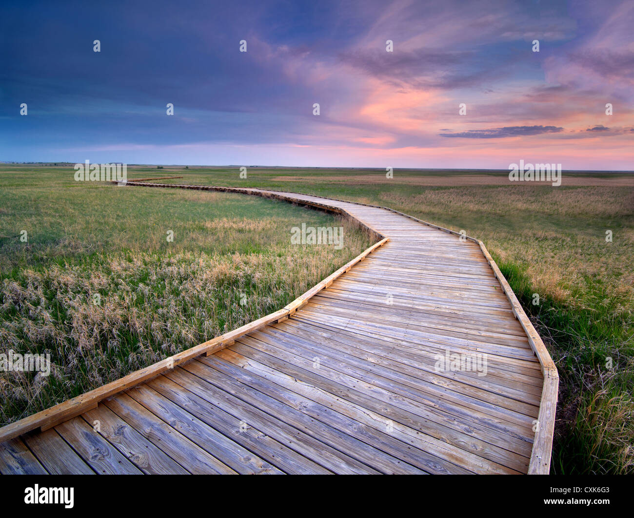 Percorso e tramonto nel Parco nazionale Badlands, South Dakota. Foto Stock