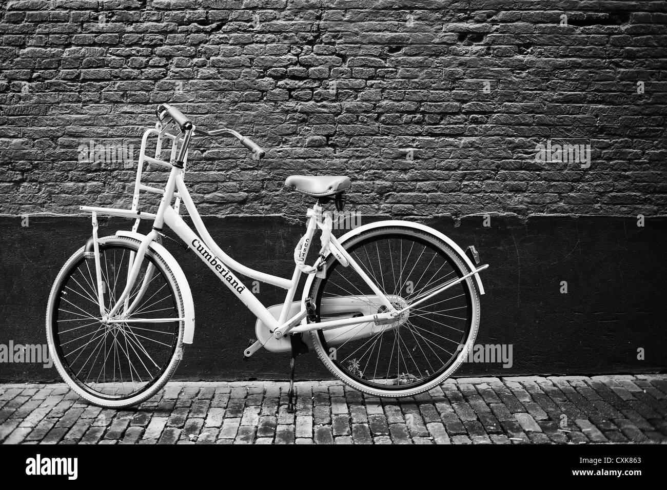 Classic bicicletta olandese nel centro della città di Leiden - Olanda Foto Stock
