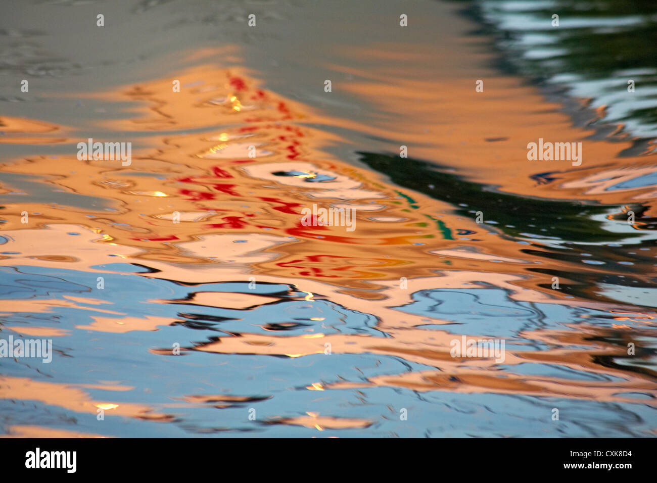Colorate riflessioni astratta di barche in acqua in movimento Foto Stock