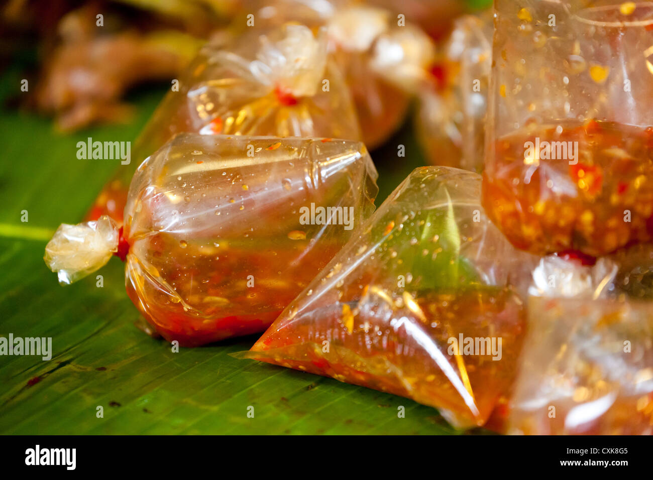 Chili in sacchetti di plastica a Bangkok Foto Stock