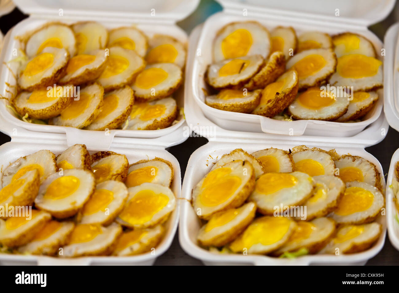 Uova fritte sul mercato di Chatuchak a Bangkok Foto Stock