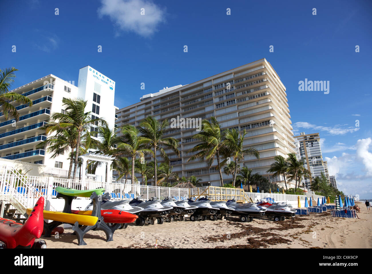 Appartamenti hotel e gli sviluppi sul fronte spiaggia spiaggia di Fort Lauderdale Florida usa Foto Stock