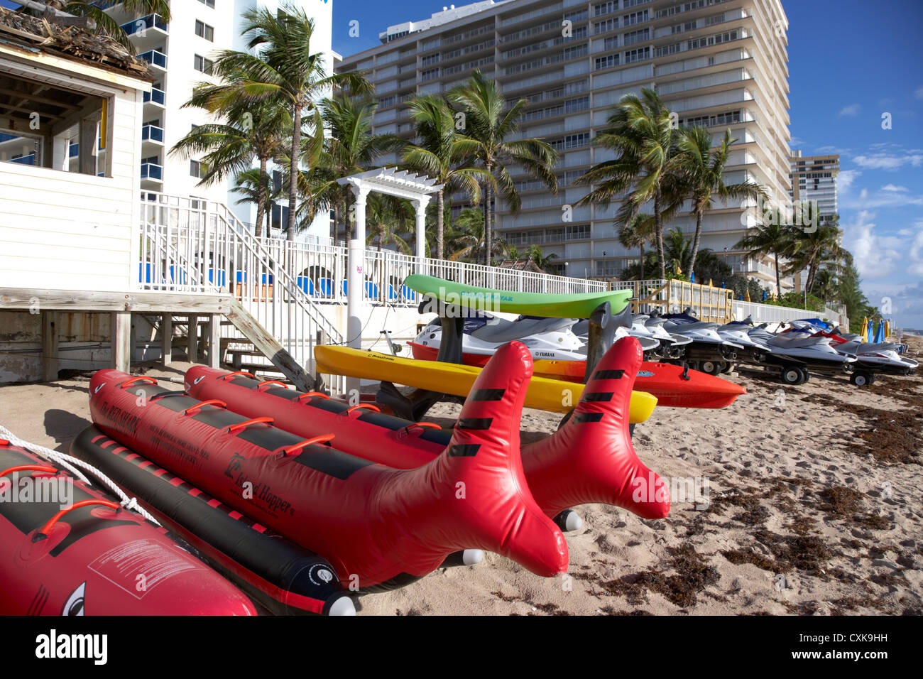 Sport acquatici attrezzature a noleggio di fronte agli appartamenti alberghi e gli sviluppi sul fronte spiaggia spiaggia di Fort Lauderdale Florida usa Foto Stock