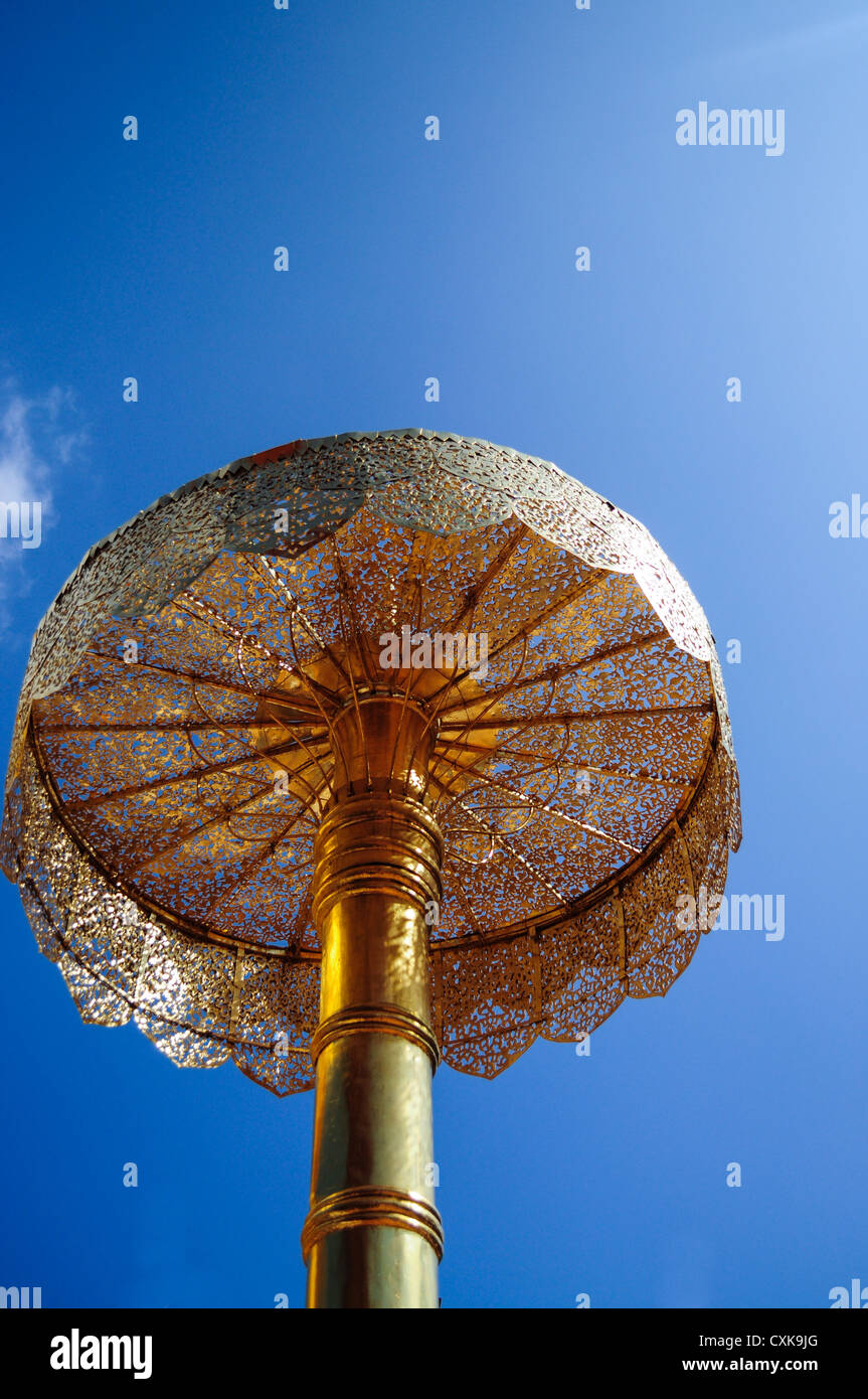 Golden Tiered ombrello in cielo chiaro Foto Stock