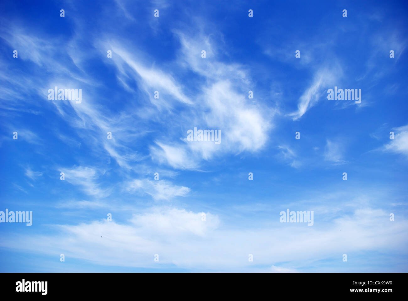 Cielo azzurro sfondo con piccolo nuvole Foto Stock