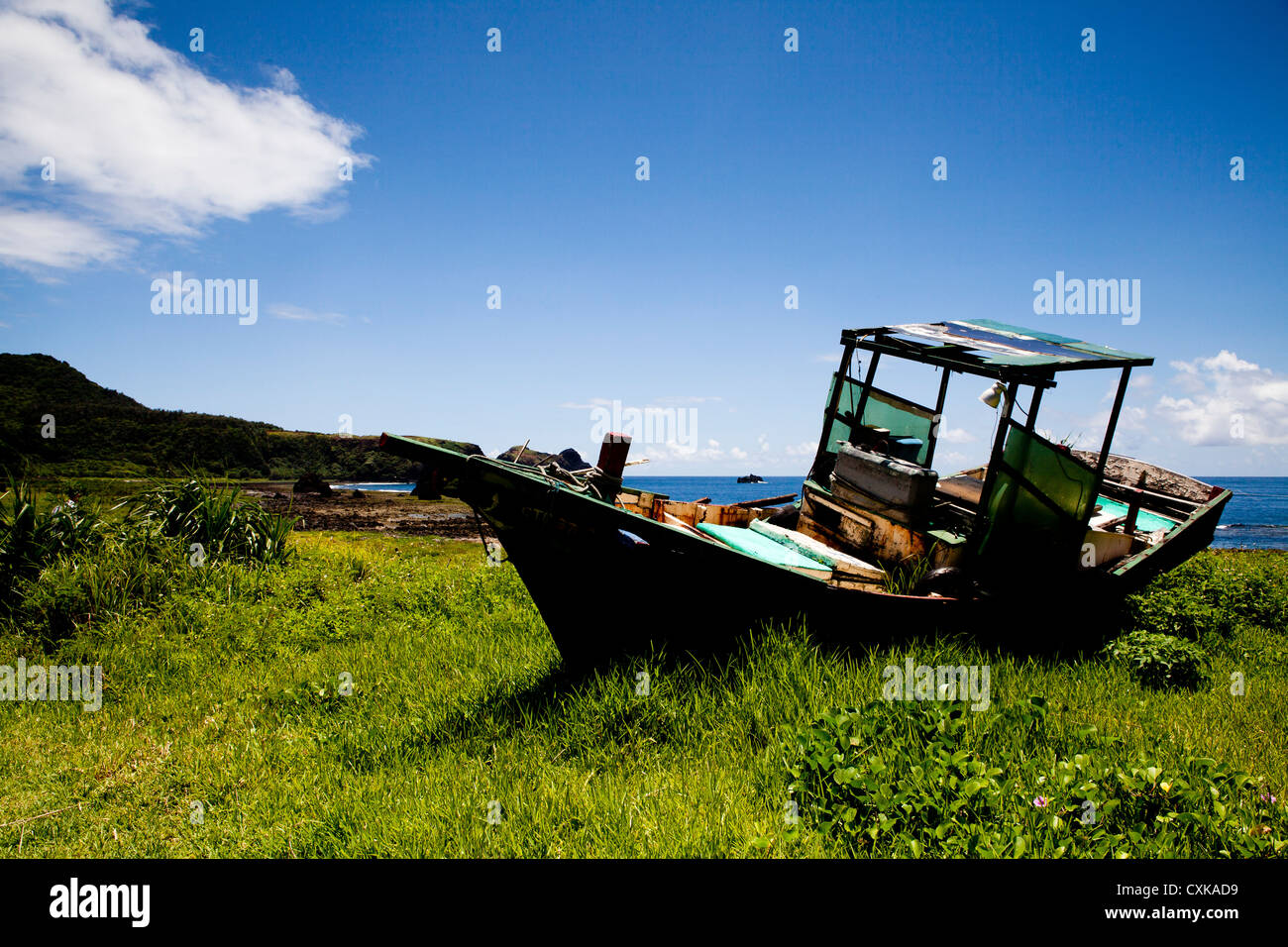 Abbandonata la pesca in barca sul litorale contro il cielo blu Foto Stock