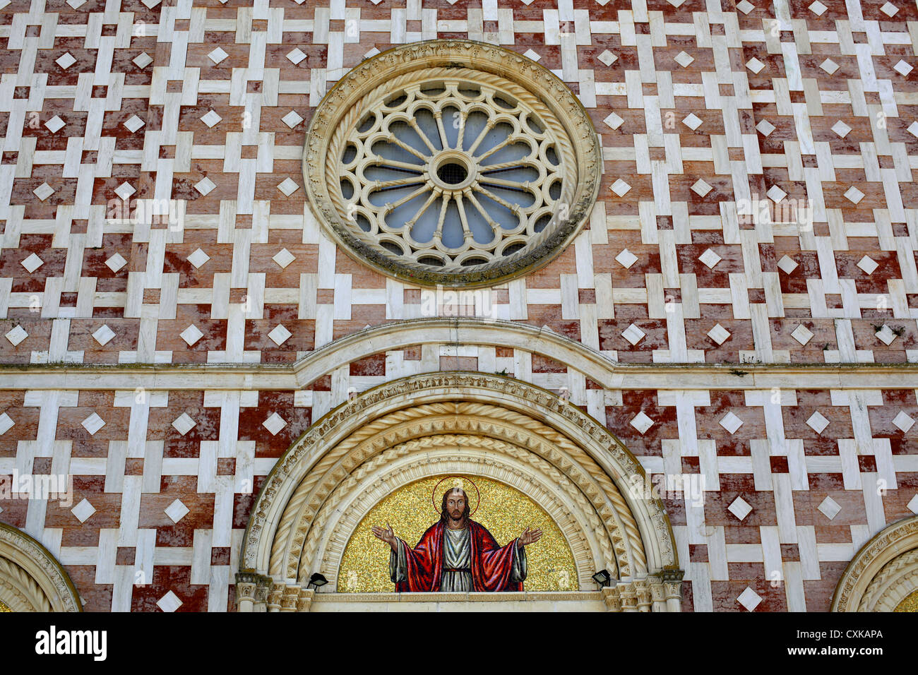 Il marmo bianco e rosa della chiesa di San Nicola o Basilica Volto Santo a Manoppello. Foto Stock
