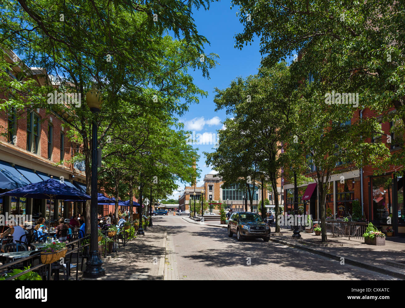 Sidewalk Cafe su Market Street con il lato ovest dietro di mercato, Ohio Città distretto, Cleveland, Ohio, Stati Uniti d'America Foto Stock