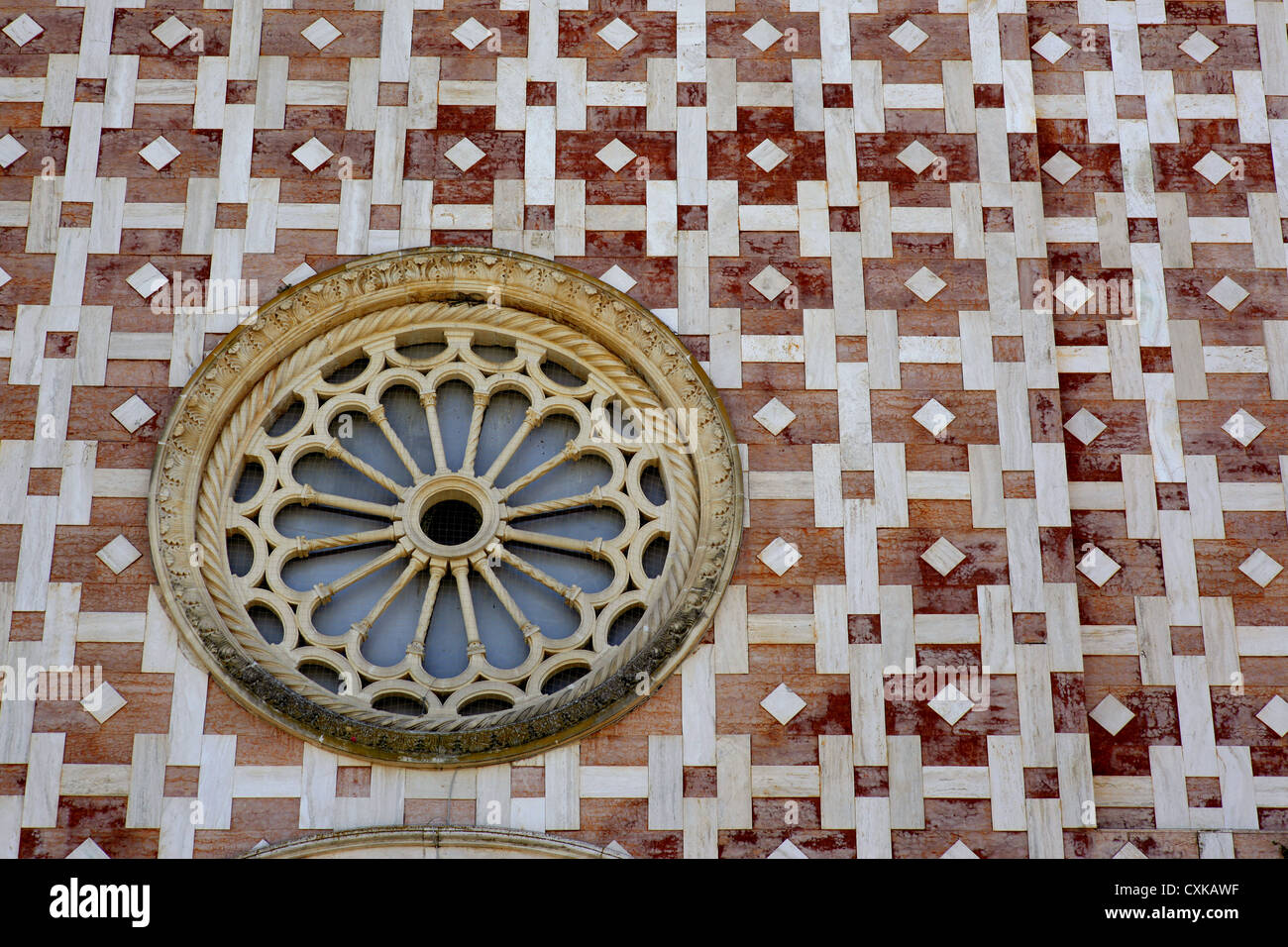 Il marmo bianco e rosa della chiesa di San Nicola o Basilica Volto Santo a Manoppello. Foto Stock