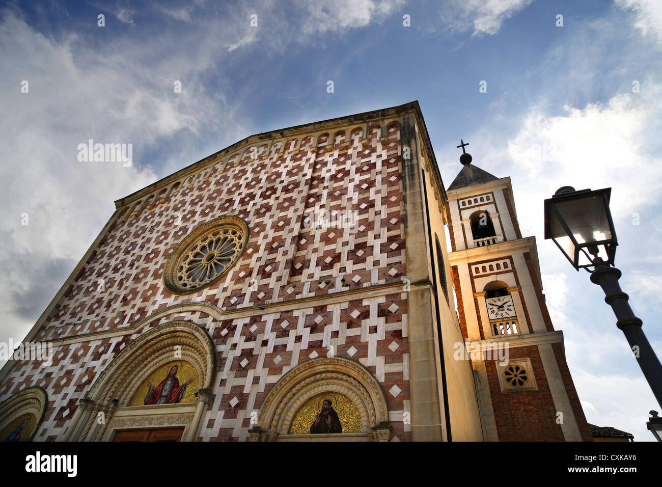 Il marmo bianco e rosa della chiesa di San Nicola o Basilica Volto Santo a Manoppello. Foto Stock