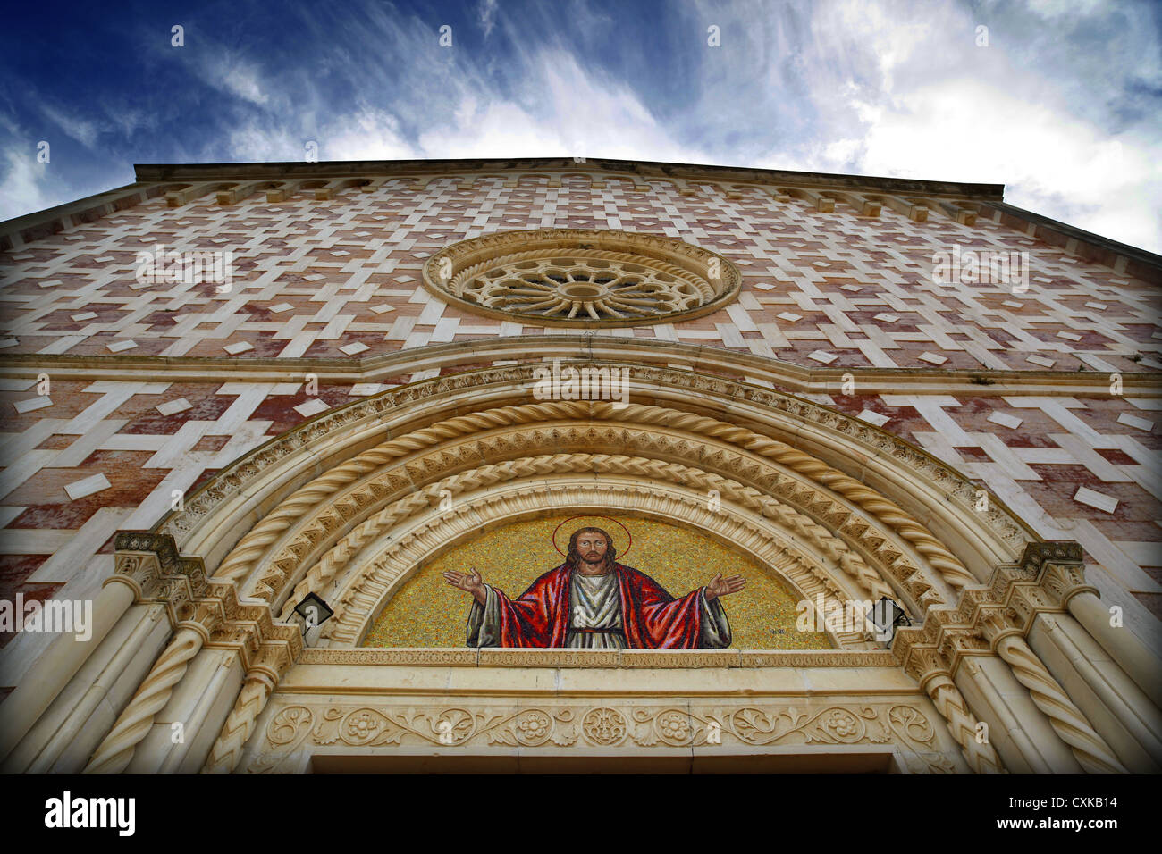 Il marmo bianco e rosa della chiesa di San Nicola o Basilica Volto Santo a Manoppello. Foto Stock