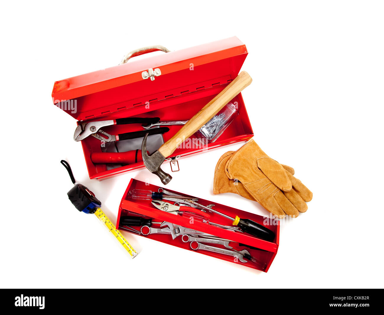 Rosso La casella degli strumenti di metallo con vari strumenti su sfondo bianco Foto Stock