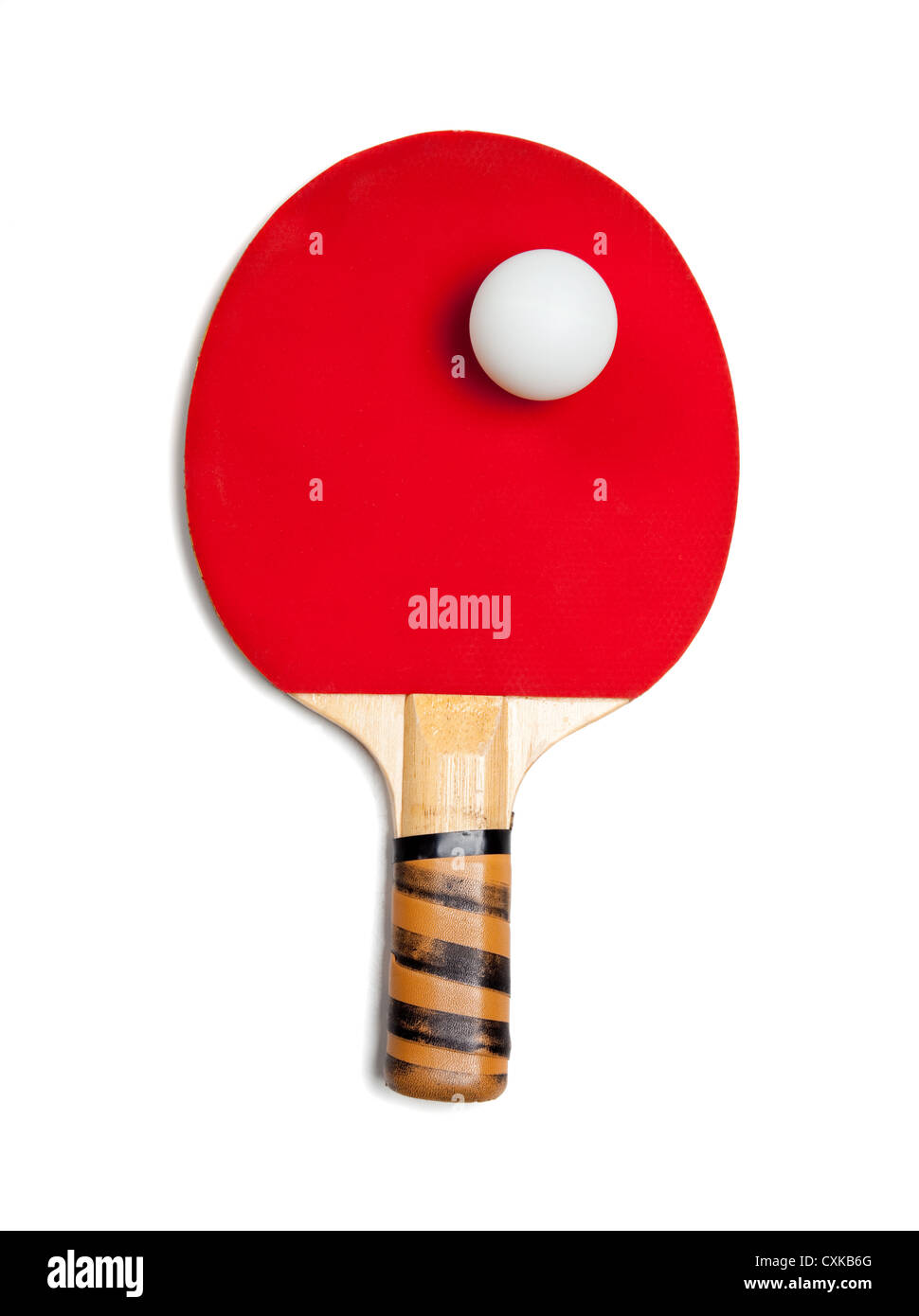 Rosso racchetta da ping pong e la sfera con uno sfondo bianco Foto Stock